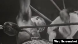 Benny "Kid" Paret, derumbado en el ring, camino a la muerte el 24 de marzo de 1962 en el Madison Square Garden.