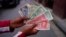 La tasa de cambio informal está alrededor de 320 pesos por dólar y se espera que continúe depreciándose cada mes.