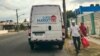Empleados de una empresa estadounidense de envío de remesas de alimentos entregan bolsas de comida en un barrio de La Habana el 22 de mayo de 2024.