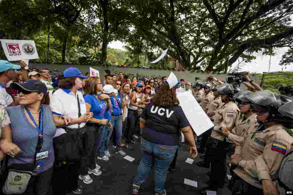 Profesores universitarios en Venezuela realizan marcha para pedir aumento de salario.