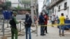 Un policía pide documentos a los residentes en un barrio en cuarentena por coronavirus en La Habana. REUTERS/Stringer