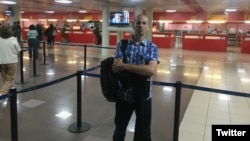 Michel Matos en el aeropuerto de La Habana, tras recibir la noticia de que está "regulado".