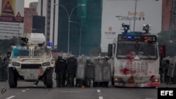 Integrantes de la Guardia Nacional Bolivariana (PNB) bloquean una calle durante una protesta hoy, lunes 8 de mayo de 2017, en Caracas (Venezuela). Las marchas opositoras venezolanas que pretendían llegar hoy al centro de Caracas desde varios puntos de la