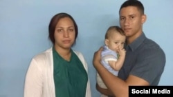 Nelva Ismarays Ortega, esposa de José Daniel Ferrer, junto a su bebé Daniel José y José Daniel Ferrer Cantillo, hijo del líder de UNPACU.