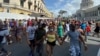 Los cubanos marcharon pacíficamente frente al Capitolio el 11 de julio, pero fueron reprimidos con violencia por la policía y las tropas especiales. REUTERS/Stringer