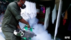 Un soldado fumiga una vivienda en La Habana.