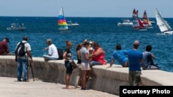 Habaneros observan desde el Malecón las embarcaciones de la regata Havana Challenge, realizada en mayo del 2015 entre Cayo Hueso y La Habana