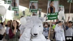 Cientos de voluntarios de Greenpeace, en Sao Paulo (Brasil), exigen la liberación de varios activistas arrestados por protestar por excavaciones en el Ártico.