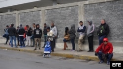 Cubanos esperan en la línea fronteriza de Nuevo Laredo (México).