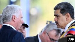 Nicolás Maduro (der) conversa con sus aliados, los gobernantes de Nicaragua y Cuba, Daniel Ortega (centro) y Miguel Díaz-Canel, durante su toma de posesión en el Fuerte Tiuna, el 10 de enero de 2025. (Juan Barreto/AFP)
