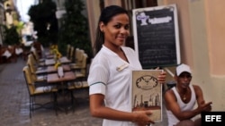 Una mesonera posa mientras espera la llegada de clientes en un restaurante privado en La Habana (Cuba). Archivo.EFE.