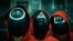 Actores enmascarados en Milán, al estilo de "Squid Game" o "Juego del Calamar". (Piero CRUCIATTI / AFP).