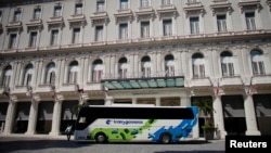 Un ómnibus propiedad de Gaviota, empresa administrada por las fuerzas armadas en Cuba, parqueado enfrente del Gran Hotel Manzana, también de Gaviota.