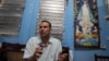 El prisionero de conciencia José Daniel Ferrer junto a una imagen de la Virgen de la Caridad del Cobre. (Reuters/Archivo).