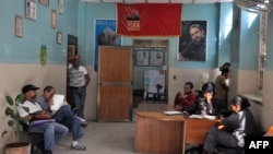 Un retrato de Fidel Castro en una oficina de La Habana, Cuba.
