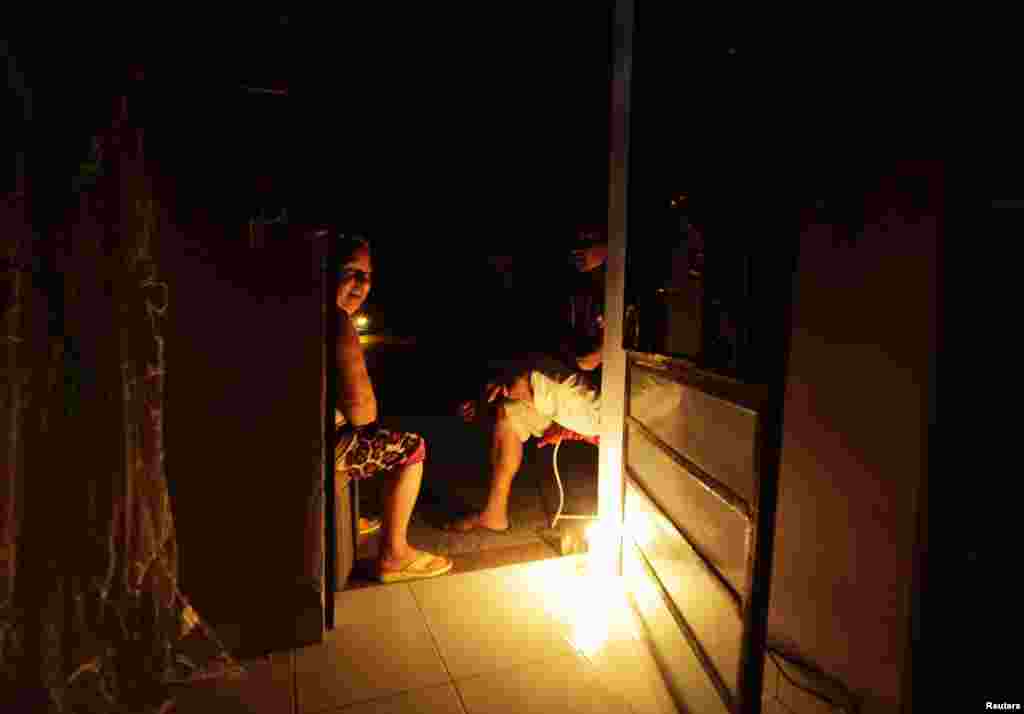 Cubanos durante un apagón. El 80 % de la población no tiene suministro eléctrico continuo. Más de la mitad de la población registra hasta 10 cortes en los últimos meses. REUTERS/Desmond Boylan