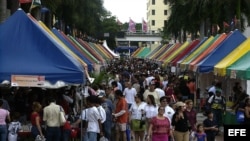 Miles de personas recorren la Feria Internacional del Libro en el campus del Miami Dade Collage.
