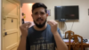 Pedrito el Paketero entrevista jóvenes en las calles de La Habana.