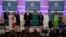 El secretario de Estado, Mike Pompeo, y la primera dama Melania Trump posan con las galardonadas en la Ceremonia del Premio Mujeres con Coraje.