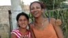 Yanelis Deuz Durán a la izquierda junto a su hija Tomado de Facebook de Osiel Morales.