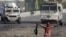 Un manifestante frente a las tanquetas de la guardia nacional durante las protestas de 2019 en Caracas. (Manaure Quintero / Reuters).