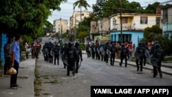 La policía antidisturbios recorre las calles de Arroyo Naranjo, el 12 de julio de 2021.