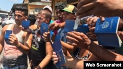 Cubanos varados en la frontera entre Panamá y Costa Rica.