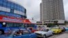 Vehículos haciendo cola para llenar sus tanques de gasolina en La Habana, Cuba, 11 de diciembre de 2023. REUTERS/Alexandre Meneghini.