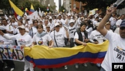 Archivo - Cientos de personas participan en Bogotá (Colombia), en una manifestación para expresar la solidaridad con el Gobierno y pueblo de Colombia por el rescate de los rehenes de las FARC y con las personas que aún están en poder de esta guerrilla.