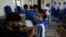 Un niño recibe una dosis de la vacuna de Pfizer BioNTech contra COVID-19 en la escuela en Lahore (Pakistán) el 19 de septiembre de 2022. (© K.M. Chaudary/AP Images)