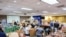 Empleados de Ryder, una empresa de logística de camiones y suministros de Miami, hacen trabajo voluntario para su campaña anual de recaudación de fondos para la organización benéfica “United Way”. (© Business Wire/AP Images)