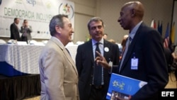 El disidente cubano Guillermo Fariñas (d) habla con el expresidente de Guatemala Vinicio Cerezo (i)