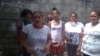 Arianna López Roque junto a las otras manifestantes.