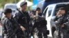 La policía custodia un colegio electoral durante las elecciones generales en San Salvador, El Salvador, este domingo, 4 de febrero de 2024. (AP/Salvador Meléndez)