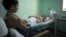 Una embarazada en el hospital Ana Betancourt, de Camagüey. (Archivo/REUTERS/Alexandre Meneghini/Archivo)