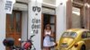 Una mujer camina frente a Clandestina, una tienda privada en La Habana.