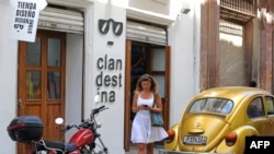 Una mujer camina frente a Clandestina, una tienda privada en La Habana.