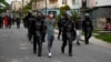 La policía antidisturbios recorre las calles luego de una manifestación contra el gobierno de Miguel Díaz-Canel en el municipio de Arroyo Naranjo, La Habana el 12 de julio de 2021.