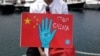 Representantes de la minoría uigur participando el 5 de julio de 2023, durante el 14 aniversario de la violencia en Urumqi, en una manifestación en Estambul, Turquía, contra la represión del gobierno chino. (Reuters/Murad Sezer).