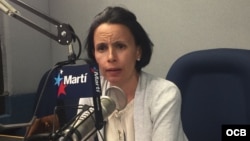 Omara Ruiz Urquiola en los estudios de Radio Martí.