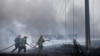 Bomberos luchando contra las llamas en Matanzas, el 9 de agosto de 2022. (Reuters/Alexandre Meneghini).