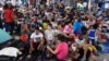 Migrantes que habían estado esperando documentos de tránsito temporales en la ciudad fronteriza de Tapachula, continuaron su viaje hacia Estados Unidos. (Foto AP/Edgar Clemente)