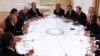 Vladimir Putin (5 der.) y Raúl Castro (4 izq.) en una reunión en el Kremlin en Moscú el 7 de mayo de 2015.