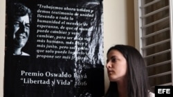 La opositora cubana Rosa María Payá, habla durante un homenaje a su padre, el fallecido disidente Oswaldo Payá, hoy, miércoles 22 de febrero de 2017, en la Habana (Cuba), donde afirmó que confía en obtener el respaldo de la comunidad internacional frente