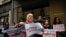 Manifestantes en París piden la libertad de Alexei Navalny, el 23 de abril de 2023. (REUTERS/Sarah Meyssonnier).