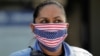 Una agente de la policía usa una máscara con la bandera de los Estados Unidos en San Diego, California, el 3 de abril del 2020.