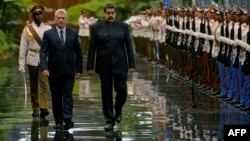 Maduro pasa revista a la guardia de honor del Palacio de la Revolución en La Habana, acompañado de Díaz-Canel.