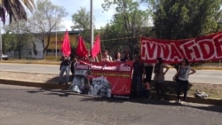Manifestantes protestan contra la presencia de Yoani Sánchez en la reunión de la SIP Manifestantes protestan contra la presencia de Yoani Sánchez en la reunión de la SIP
