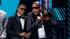 Alexander Delgado (der.) y Randy Malcom Martínez en los Latin Grammy de 2017. REUTERS/Mario Anzuoni
