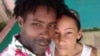 Juan Enrique Pérez Sánchez y su esposa Dayana Aranda Batista (Tomado del perfil de Facebook)